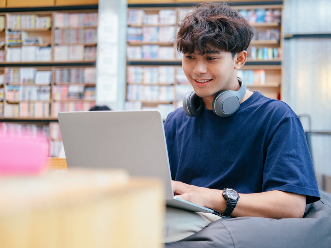Online university reaches prospective students with custom sponsorship placements